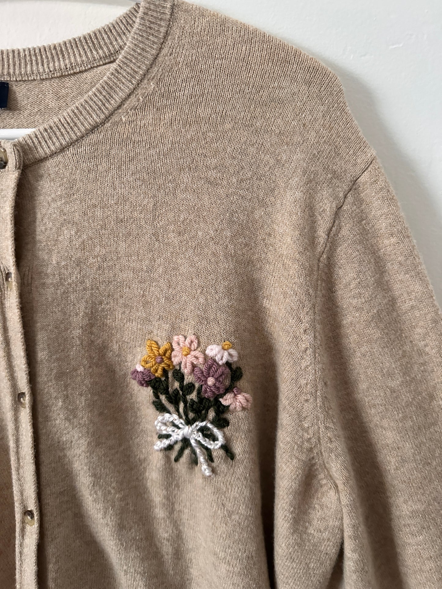 Adult XXLARGE T Beige Cardigan with Embroidered Floral Bouquet (Preloved)