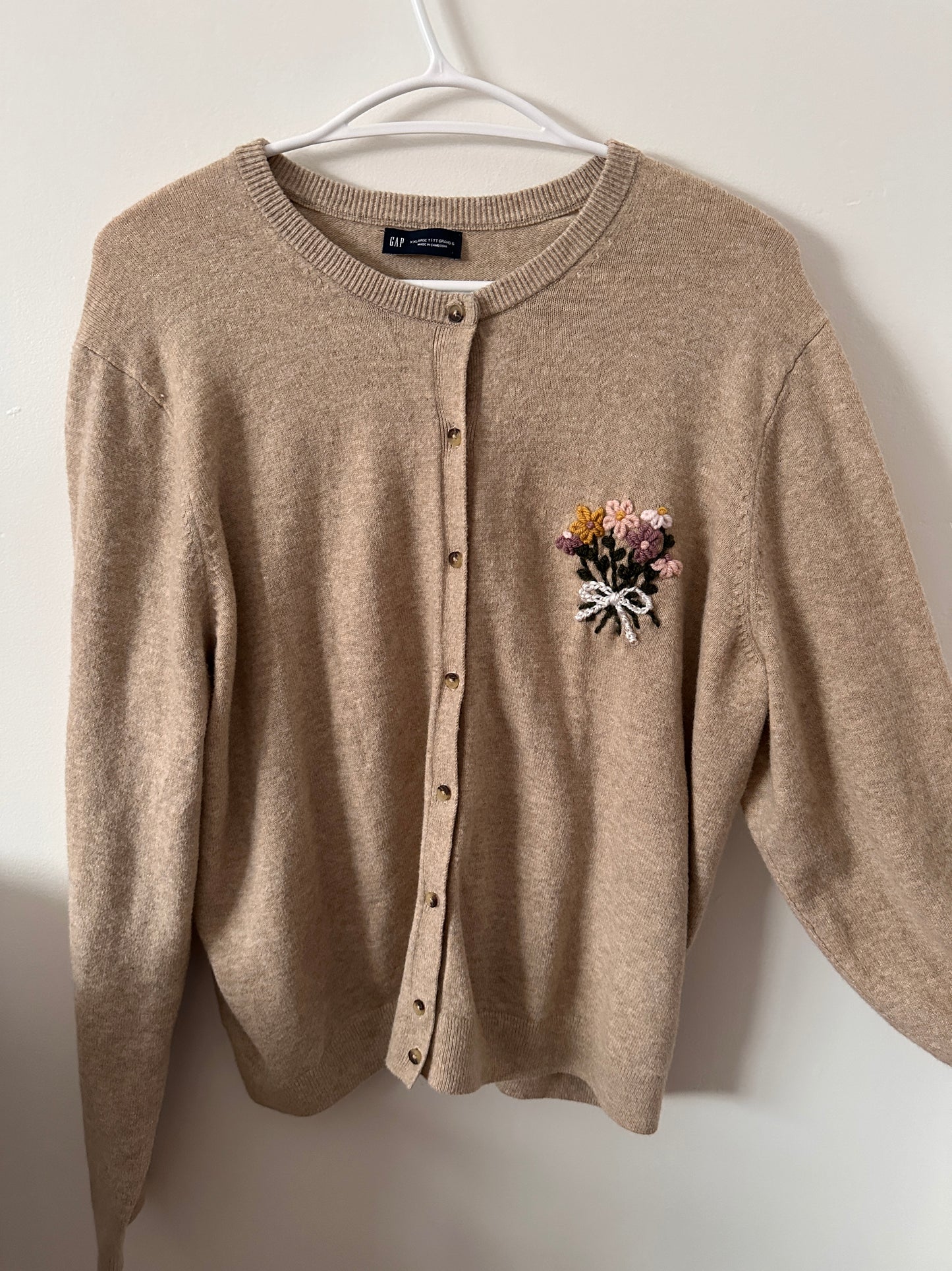 Adult XXLARGE T Beige Cardigan with Embroidered Floral Bouquet (Preloved)