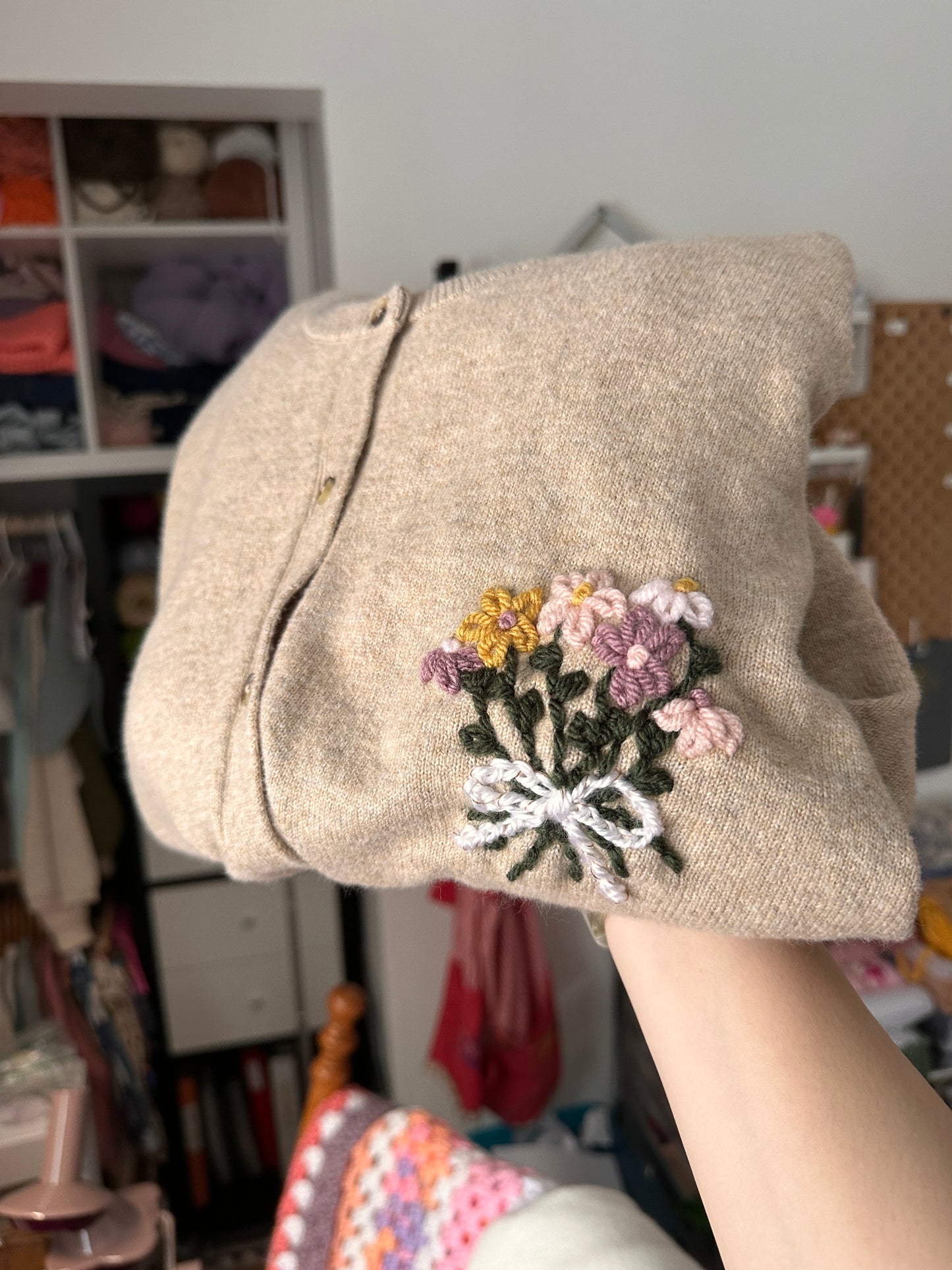 Adult XXLARGE T Beige Cardigan with Embroidered Floral Bouquet (Preloved)