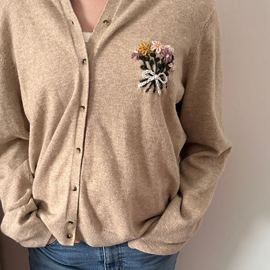 Adult XXLARGE T Beige Cardigan with Embroidered Floral Bouquet (Preloved)