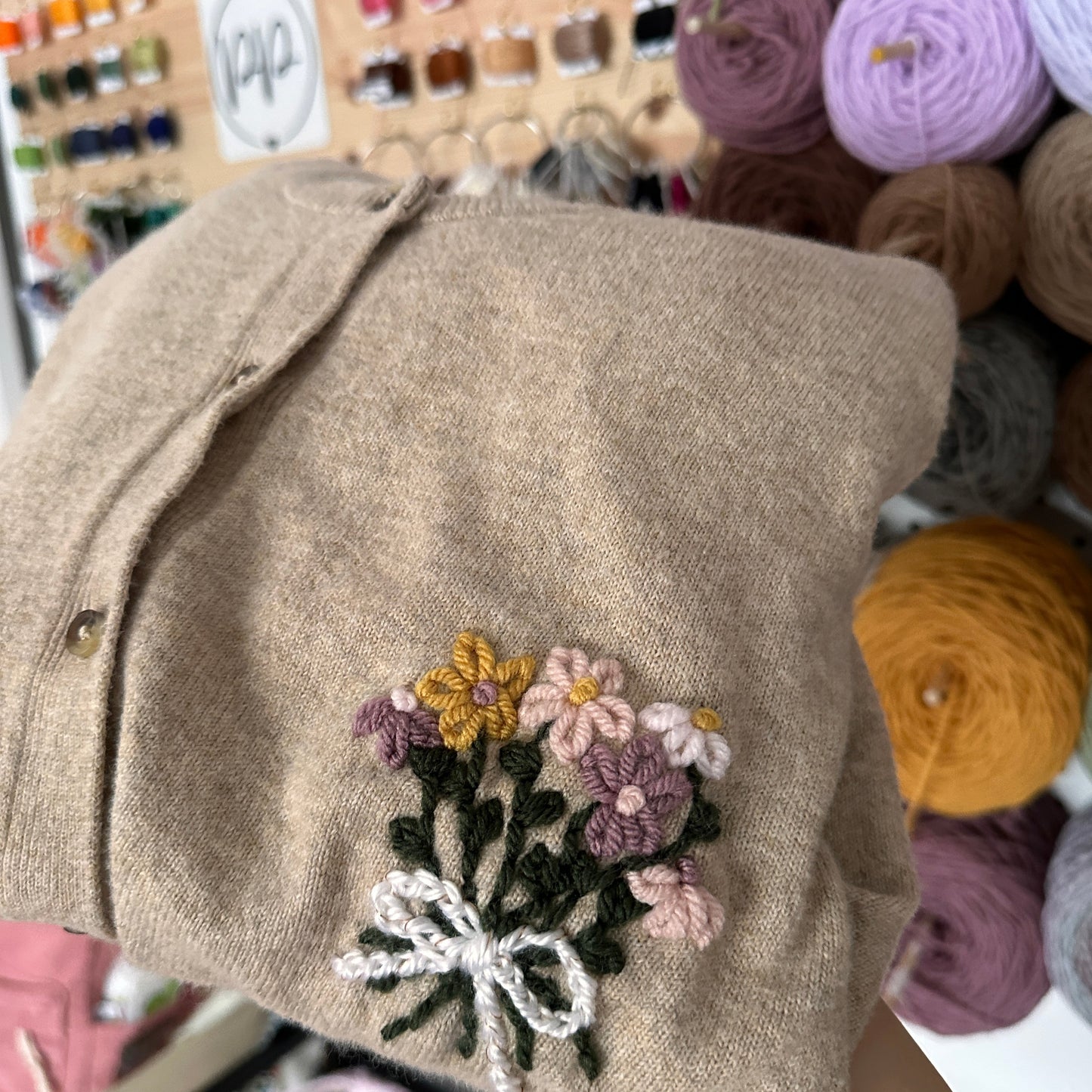 Adult XXLARGE T Beige Cardigan with Embroidered Floral Bouquet (Preloved)