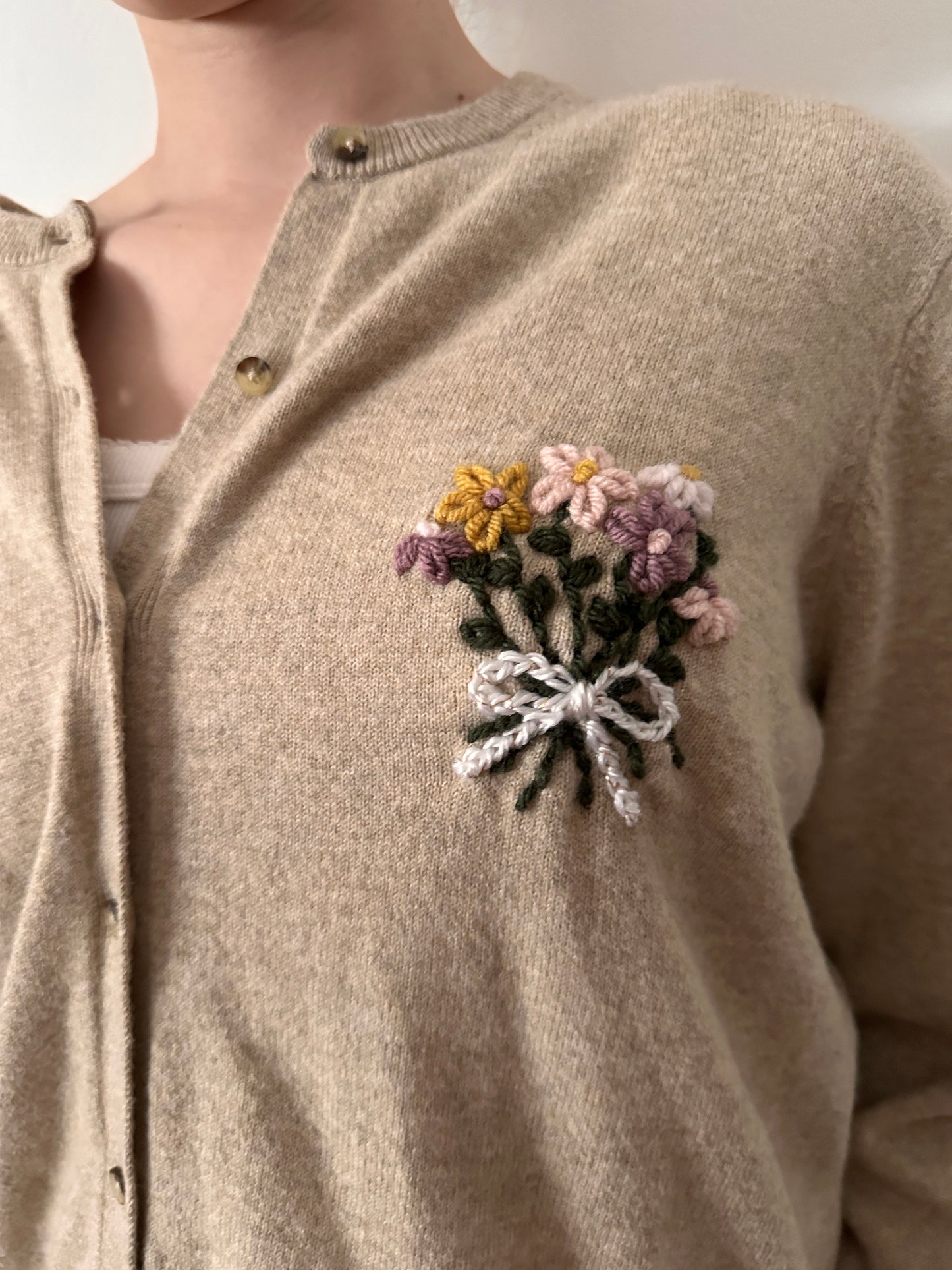 Adult XXLARGE T Beige Cardigan with Embroidered Floral Bouquet (Preloved)
